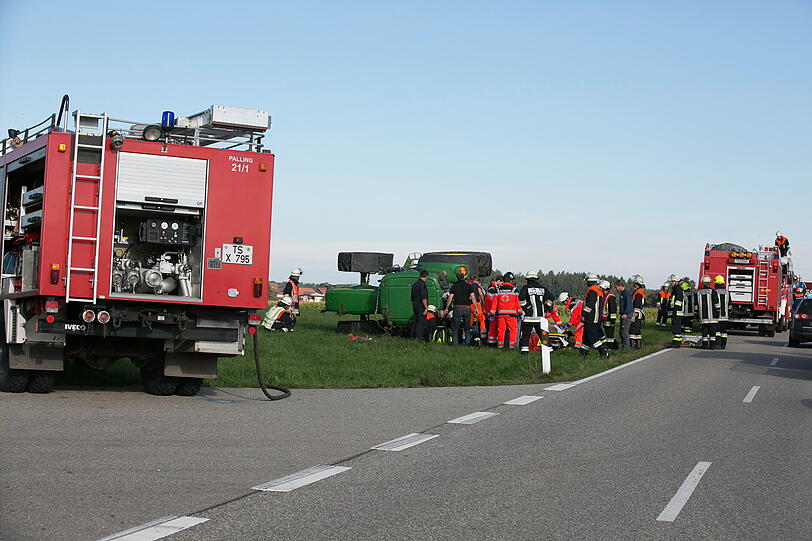 Bei Palling ist ein Traktor umgekippt: Ein Erwachsener und zwei Kinder saßen auf dem Bulldog. Ein Kind kam mit Helikopter in die Klinik. Die Bilder von der Bergung.