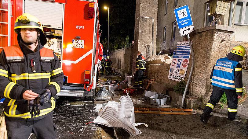 Der 20-Jährige stirbt wenig später an seinen schweren Verletzungen.