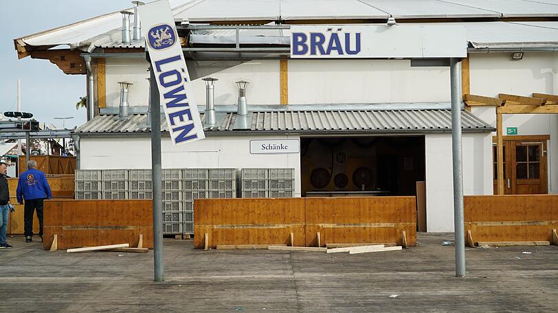 Bereits am Tag nach dem Wiesn-Kehraus haben die Abbau- und Aufräumarbeiten auf dem Oktoberfestgelände begonnen.