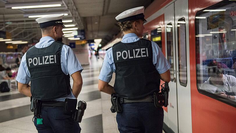 Bundespolizisten sorgen am gesamten Münchner Flughafen für die Sicherheit von Mitarbeitern und Reisenden. Dies gilt auch in den S-Bahnen und auf den Bahnsteigen. Hier werden sie immer wieder vom Kontrolldienst der Münchner S-Bahnen um die Feststellung der Identität von vermutlichen Schwarzfahrern gebeten.