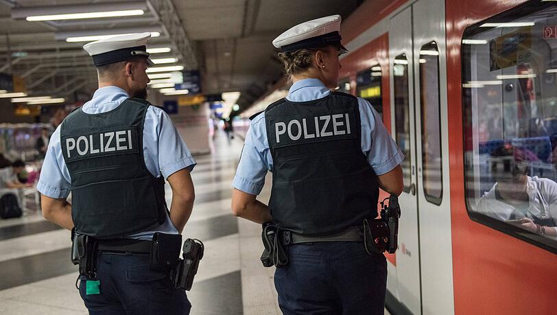 Bundespolizisten sorgen am gesamten Münchner Flughafen für die Sicherheit von Mitarbeitern und Reisenden. Dies gilt auch in den S-Bahnen und auf den Bahnsteigen. Hier werden sie immer wieder vom Kontrolldienst der Münchner S-Bahnen um die Feststellung der Identität von vermutlichen Schwarzfahrern gebeten. Bundespolizisten sorgen am gesamten Münchner Flughafen für die Sicherheit von Mitarbeitern und Reisenden. Dies gilt auch in den S-Bahnen und auf den Bahnsteigen. Hier werden sie immer wieder vom Kontrolldienst der Münchner S-Bahnen um die Feststellung der Identität von vermutlichen Schwarzfahrern gebeten.