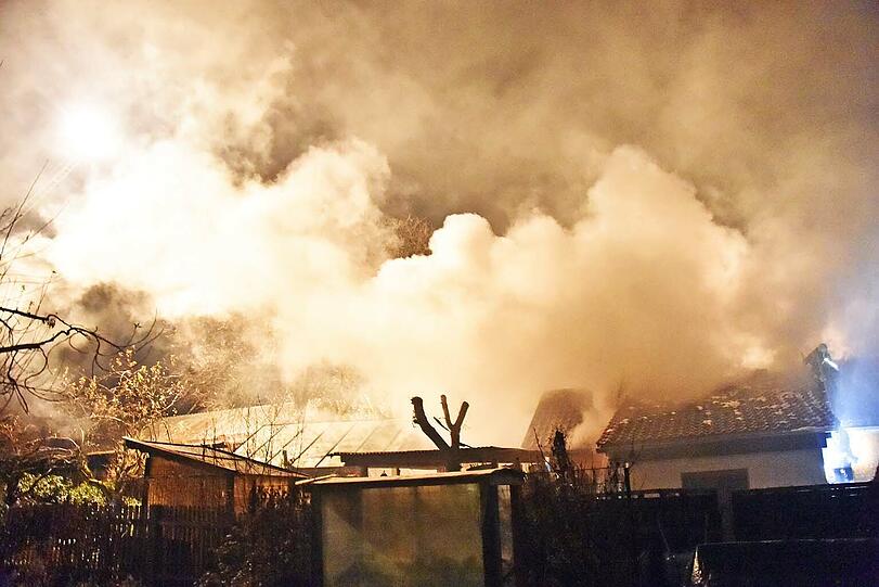Der Holzschuppen stand komplett in Flammen. Die Bilder vom Einsatz!