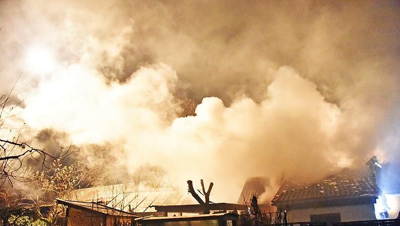 Der Holzschuppen stand komplett in Flammen. Die Bilder vom Einsatz! Der Holzschuppen stand komplett in Flammen. Die Bilder vom Einsatz!