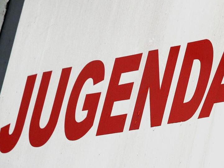 Ein Schild mit dem Schriftzug "Jugendamt" ist zu sehen. Foto: picture alliance / dpa/Symbolbild