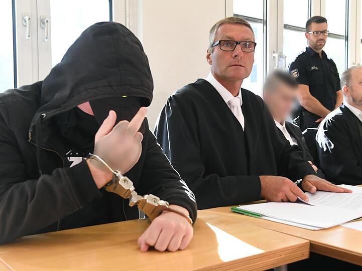 Die 19- und 21-jährigen Angeklagten im Landgericht Stralsund.