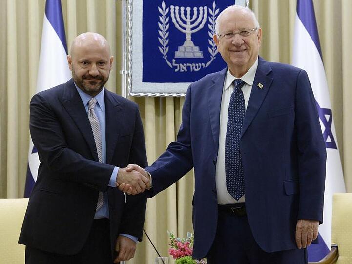 Abdallah Chatila neben Reuven Rivlin (l-r), dem Staatspräsidenten von Israel. Foto: Mark Neyman/GPO/dpa
