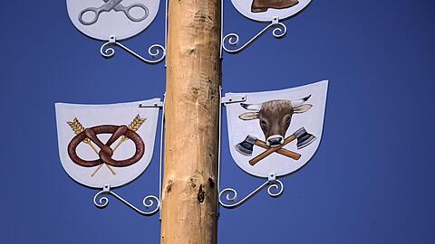 Ein Maibaum mit Motivtafeln der Zünfte und Berufe. Die Zahl der Metzgereien im Freistaat ist seit 2012 um 24 Prozent zurückgegangen.