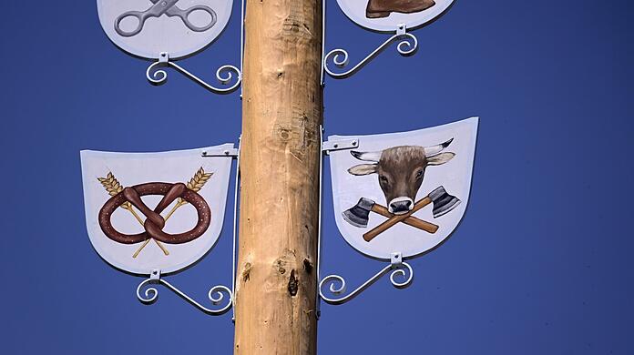 Ein Maibaum mit Motivtafeln der Zünfte und Berufe. Die Zahl der Metzgereien im Freistaat ist seit 2012 um 24 Prozent zurückgegangen.