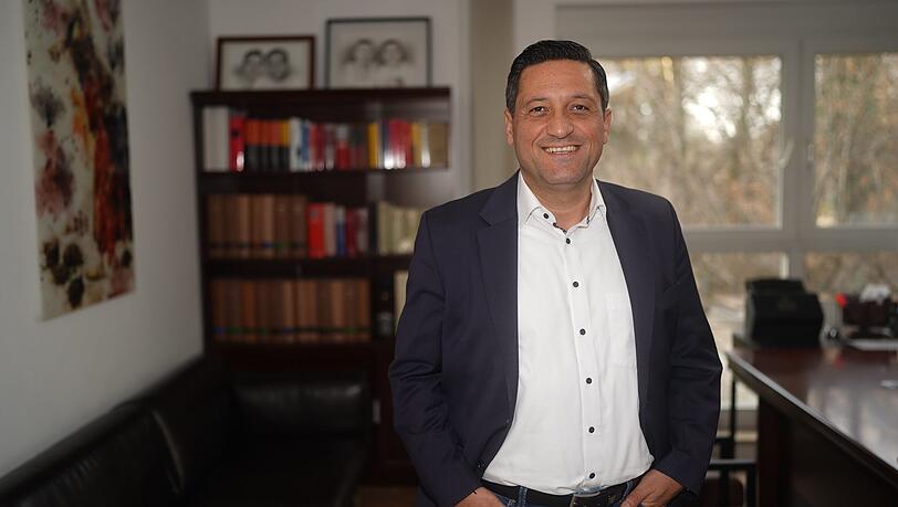 Manche F&auml;lle pr&auml;gen sich bei Anwalt &Ouml;mer Sahinci ein, wie etwa die Seniorin, die unversichert auf dem Bau schuftete, um ihren kranken Mann behandeln lassen zu k&ouml;nnen.