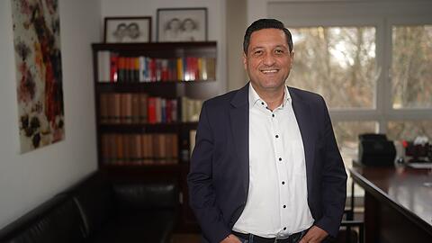 Manche F&auml;lle pr&auml;gen sich bei Anwalt &Ouml;mer Sahinci ein, wie etwa die Seniorin, die unversichert auf dem Bau schuftete, um ihren kranken Mann behandeln lassen zu k&ouml;nnen.