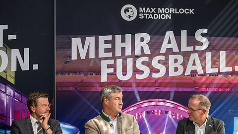 Ministerspr&auml;sident S&ouml;der (Mitte) k&uuml;ndigt die &Uuml;bernahme der H&auml;lfte der Kosten durch den Freistaat an.