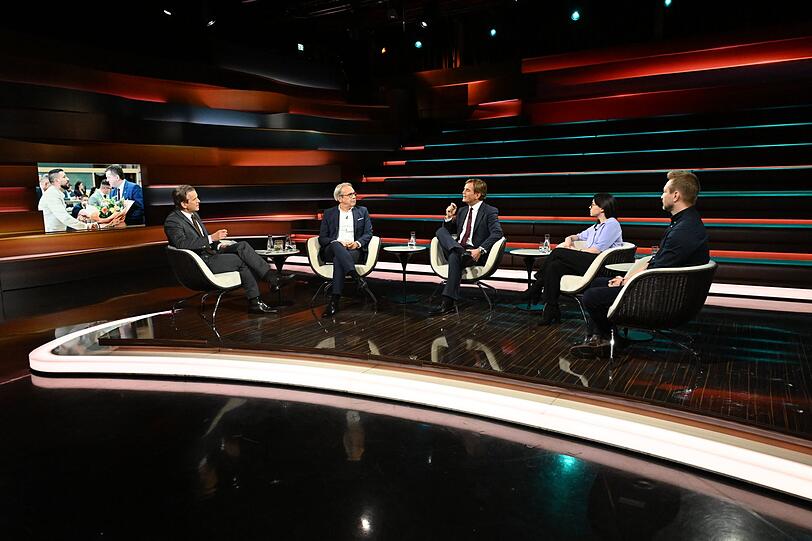 Markus Lanz (links) sprach am Dienstag mit (von links) Georg Maier, Bernd Baumann, Anne Hähnig und Alexander Thiele. Markus Lanz (links) sprach am Dienstag mit (von links) Georg Maier, Bernd Baumann, Anne Hähnig und Alexander Thiele.