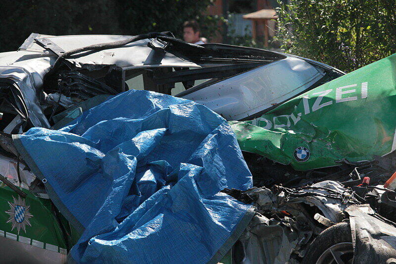 Polizeiwagen kracht in Betonmischer - Die Bilder vom schrecklichen Unfall