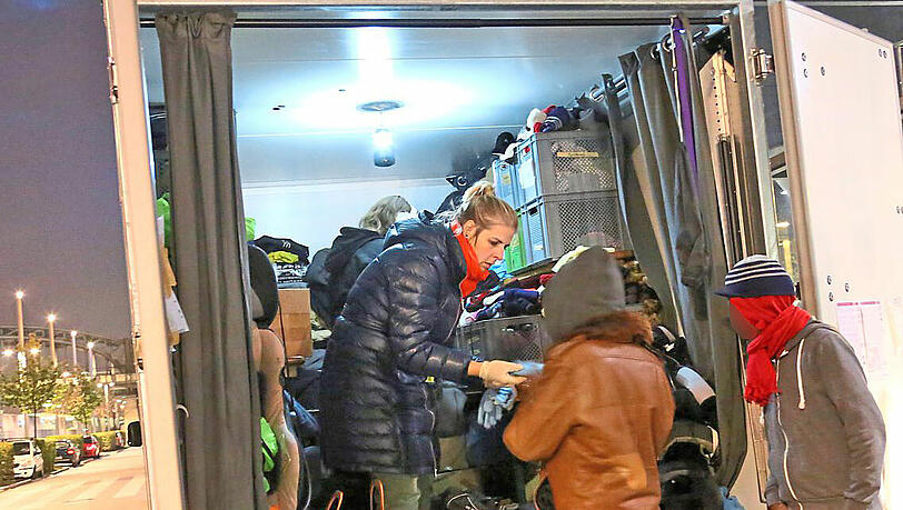 Bislang haben die Angels nur einen Anhänger, in dem sie die Spenden für die Flüchtlinge lagern. Sie wünschen sich zwei Wohncontainer. Bislang haben die Angels nur einen Anhänger, in dem sie die Spenden für die Flüchtlinge lagern. Sie wünschen sich zwei Wohncontainer.