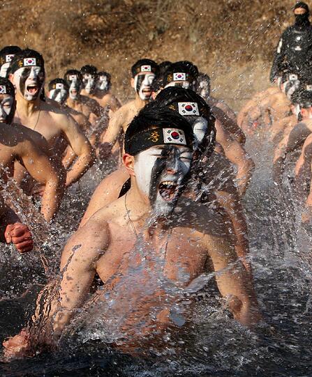 Eisiger Drill: In Japan springen Soldaten in einen kalten Fluss - gut für den Kreislauf