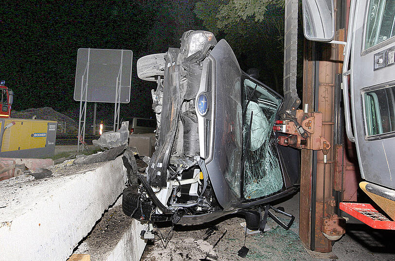 Nach der Flugeinlage landete das Fahrzeug in einem Bagger. Die drei Insassen konnten sich selbst aus dem Auto befreien.