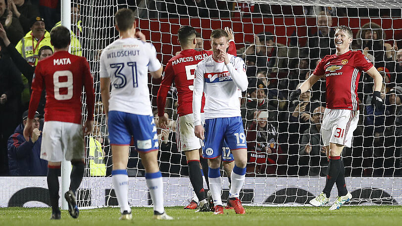 Bastian Schweinsteiger hat bei seinem ersten Startelf-Einsatz seit über einem Jahr für den englischen Rekordmeister Manchester United mit einem Tor und einer Vorlage geglänzt.