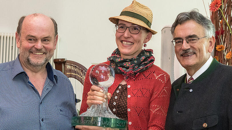 Martina Schwarzmann mit dem Vorsitzenden des "Bundes Bairische Sprache", Sepp Obermeier (l) und Laudator Wolfgang Herrmann, Präsident der TU München.
