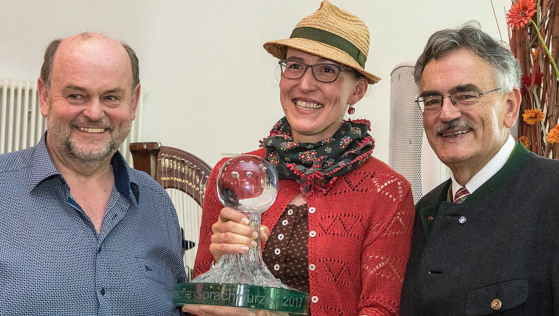 Martina Schwarzmann mit dem Vorsitzenden des "Bundes Bairische Sprache", Sepp Obermeier (l) und Laudator Wolfgang Herrmann, Präsident der TU München. Martina Schwarzmann mit dem Vorsitzenden des "Bundes Bairische Sprache", Sepp Obermeier (l) und Laudator Wolfgang Herrmann, Präsident der TU München.