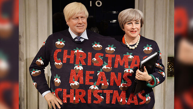 Im Wachsfigurenkabinett Madame Tussauds in Londen machen Wachsfiguren von Premierministerin Theresa May und Außenminister Boris Johnson auf den "Christmas Jumper Day" und die damit verbundene Spendenaktion aufmerksam.