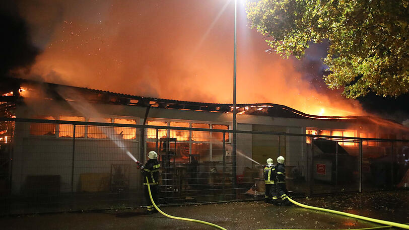 Der Supermarkt ist ausgebrannt, der Sachschaden enorm. Die Bilder vom Feuerwehreinsatz in Kirchdorf am Inn.