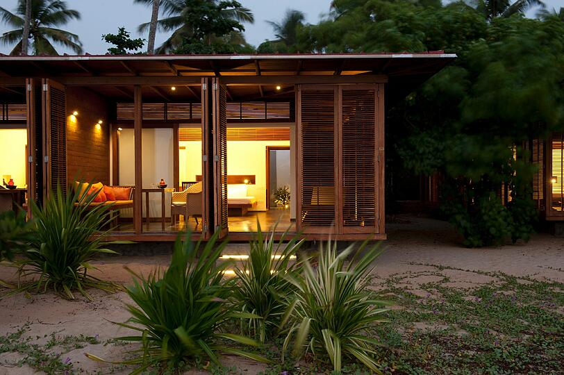 Moderne Bungalows, die westlichen Minimalismus mit indischen Stilelementen verbinden: das "Erandia Marari Ayurveda Beach Resort" im indischen Kerala.