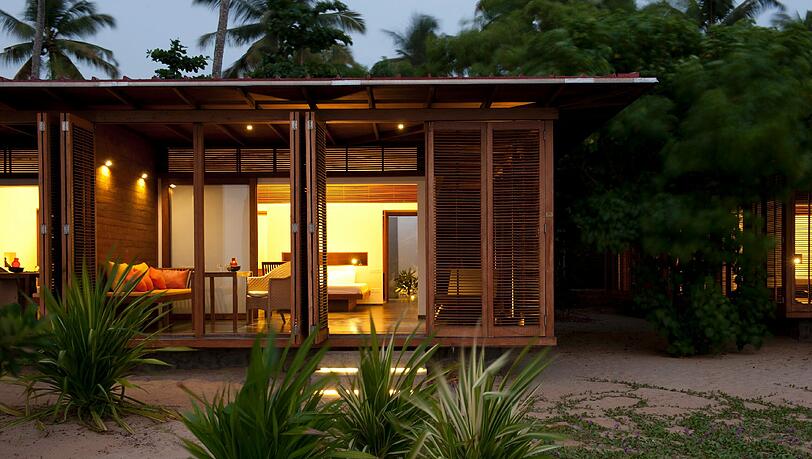 Moderne Bungalows, die westlichen Minimalismus mit indischen Stilelementen verbinden: das "Erandia Marari Ayurveda Beach Resort" im indischen Kerala. Moderne Bungalows, die westlichen Minimalismus mit indischen Stilelementen verbinden: das "Erandia Marari Ayurveda Beach Resort" im indischen Kerala.