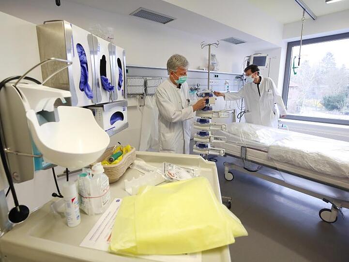 Ein Intensivbett mit Beatmungsgerät im Allgemeinen Krankenhaus Viersen.