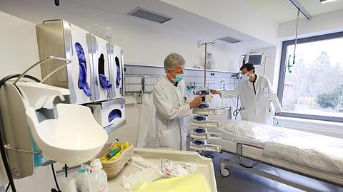 Ein Intensivbett mit Beatmungsgerät im Allgemeinen Krankenhaus Viersen.