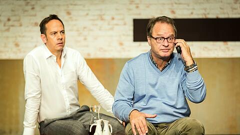 Moritz Lindbergh (links) und Tom Gerhardt in der Screwball-Komödie "Dinner für Spinner".