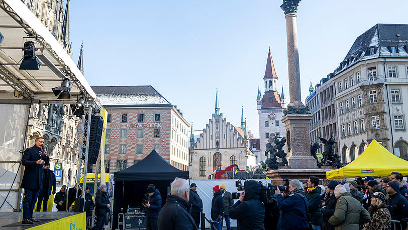 Christian Lindner, Parteivorsitzender der FDP und Spitzenkandidat für die Bundestagswahl, spricht bei einem Wahlkampftermin der FDP auf dem Marienplatz. Die Bundestagswahl findet am 23. Februar statt.
