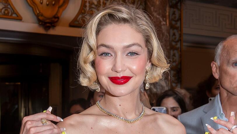 Gigi Hadid hat gut lachen, sie hat mit 30 schon viel erreicht: Sie ist beruflich erfolgreich, stolze Mutter einer Tochter und hat einen Hollywoodstar als Partner.