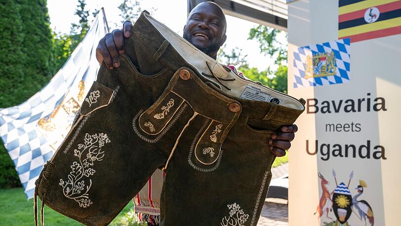 Die Lederhosen sollen als Erstes in Uganda zum Einsatz kommen – beim ersten Oktoberfest in der Stadt Gulu. Die Lederhosen sollen als Erstes in Uganda zum Einsatz kommen – beim ersten Oktoberfest in der Stadt Gulu.