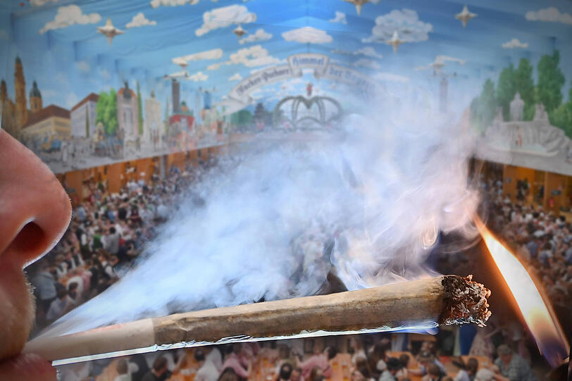 Cannabis ist auf dem gesamten Festgelände verboten, natürlich darf auch in den Bierzelten kein Joint geraucht werden. Cannabis ist auf dem gesamten Festgelände verboten, natürlich darf auch in den Bierzelten kein Joint geraucht werden.