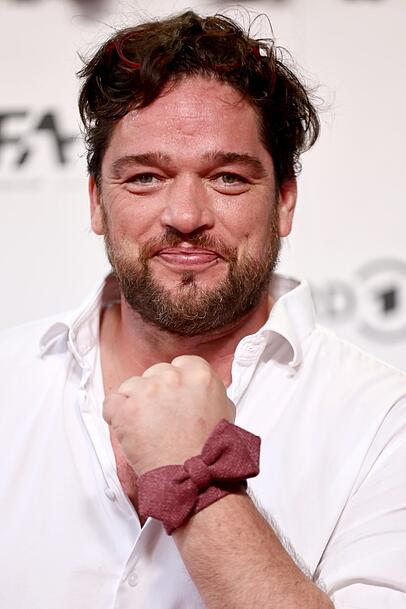 Ronald Zehrfeld ist auf der B&uuml;hne als ein m&ouml;glicher Sohn in &bdquo;Die Unm&ouml;glichen&ldquo;.