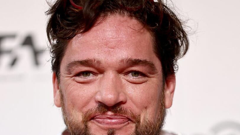 Ronald Zehrfeld ist auf der B&uuml;hne als ein m&ouml;glicher Sohn in &bdquo;Die Unm&ouml;glichen&ldquo;.