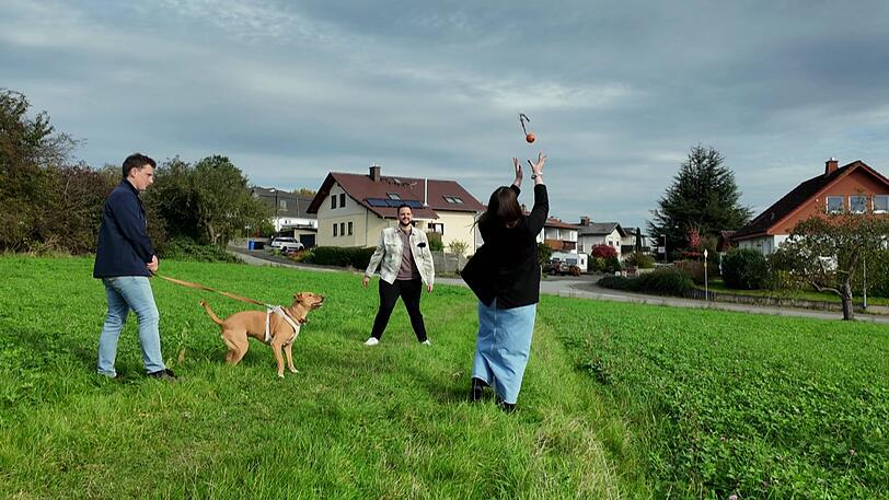 Hundetrainer Marcel (links) trainiert mit Maurice, Marie und ihrem Hund Carlo.