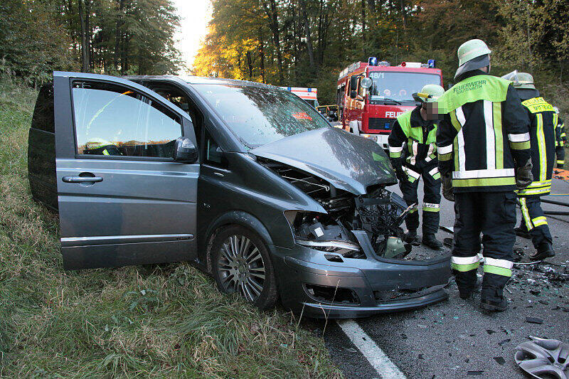 Im Landkreis Mühldorf wurden am späten Montagnachmittag zwei Personen bei einem schweren Verkehrsunfall verletzt.