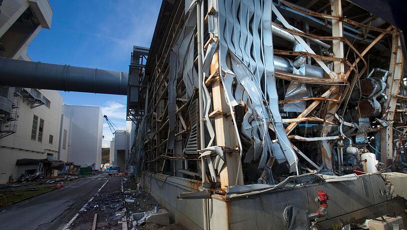 Neun Monate nach Beginn der Atomkatastrophe in Japan hat die Regierung das havarierte Kernkraftwerk Fukushima Daiichi für sicher erklärt. Neun Monate nach Beginn der Atomkatastrophe in Japan hat die Regierung das havarierte Kernkraftwerk Fukushima Daiichi für sicher erklärt.