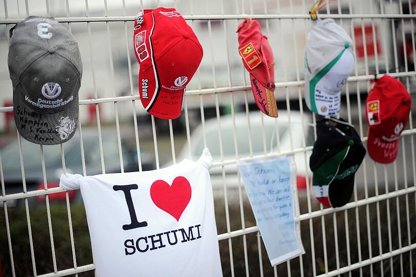 Schumi Fan-Kappen und ein T-Shirt mit der Aufschrift "Ich liebe Schumi" hängen am 3. Janaur 2014 am Kartcenter in Kerpen. Es ist der 45. Geburtstag des Formel-1-Champions.