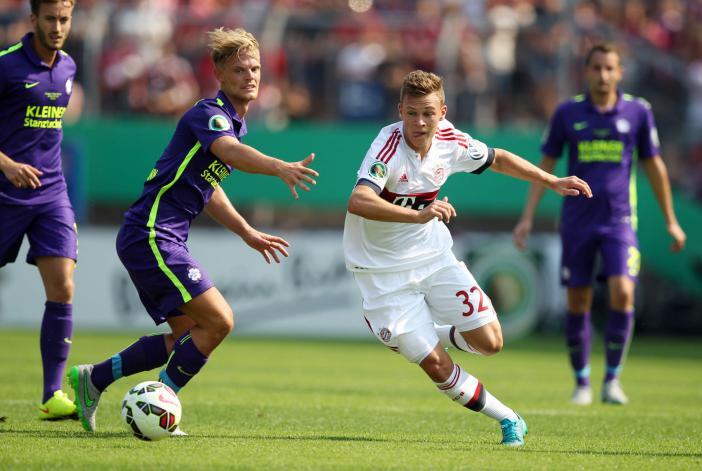 JOSHUA KIMMICH:	Note 3
Feierte auf der Alonso-Position sein Pflichtspieldebüt. Auch er konnte die Konter in Hälfte eins nicht unterbinden. Ansonsten: solider Auftritt