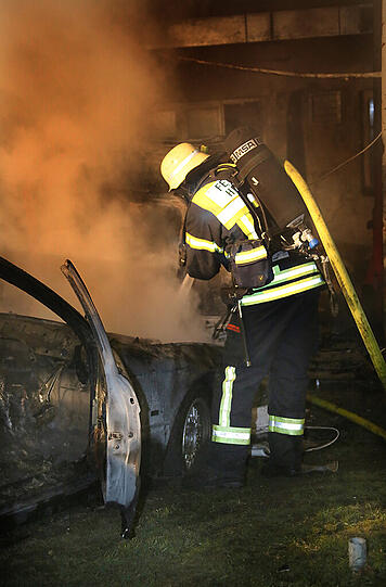 Bilder vom Einsatz in Neumarkt. Der abgestellte Wagen in der Garage brannte vollkommen aus.