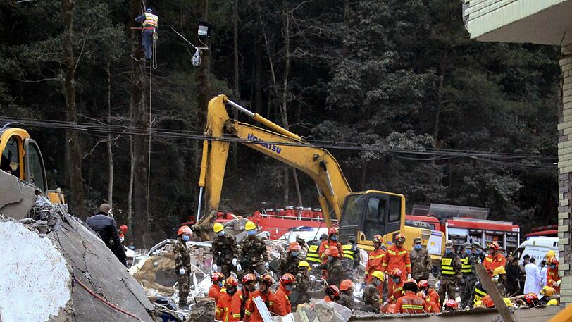 Rettungskräfte suchen nahe der Stadt Wenzhou nach dem Einsturz des Wohnhauses nach Überlebenden.
