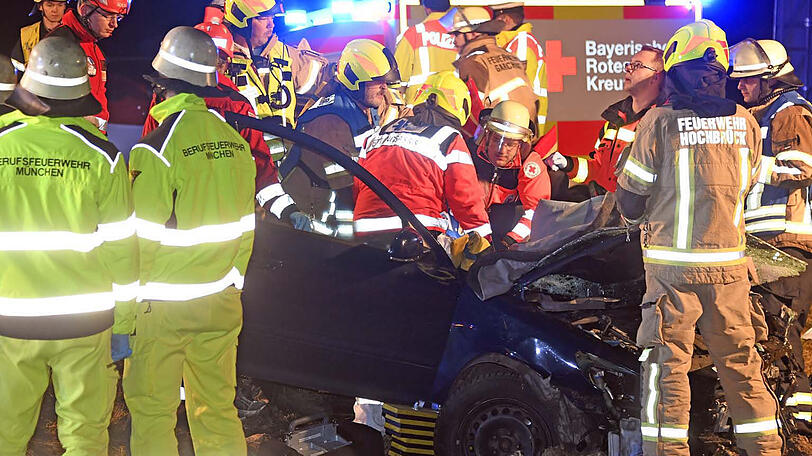 Schwerer Unfall auf der B471 bei Garching - zwei Menschen sterben. Die Bilder von der Unfallstelle.
