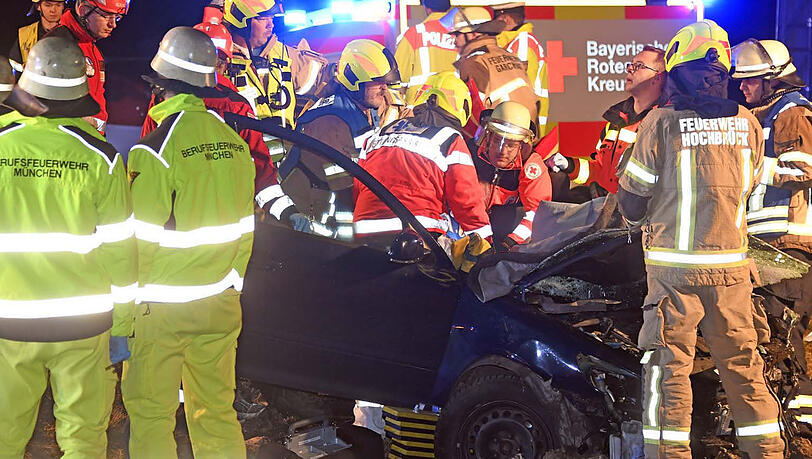 Schwerer Unfall auf der B471 bei Garching - zwei Menschen sterben. Die Bilder von der Unfallstelle. Schwerer Unfall auf der B471 bei Garching - zwei Menschen sterben. Die Bilder von der Unfallstelle.