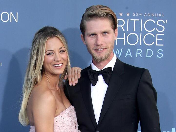 US-Schauspielerin Kaley Cuoco (l) und Karl Cook bei den Critics' Choice Awards 2016.