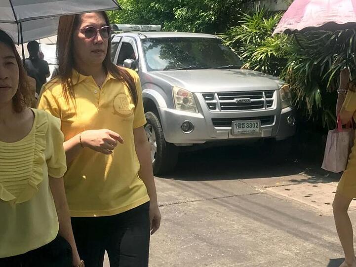 Passanten in gelber Kleidung auf einer Straße in der Hauptstadt Bangkok. Zu Ehren ihres bislang noch ungekrönten Königs M. Vajiralongkorn sollen die knapp 70 Millionen Thailänder bis Ende Juli gelbe Kleidung tragen.