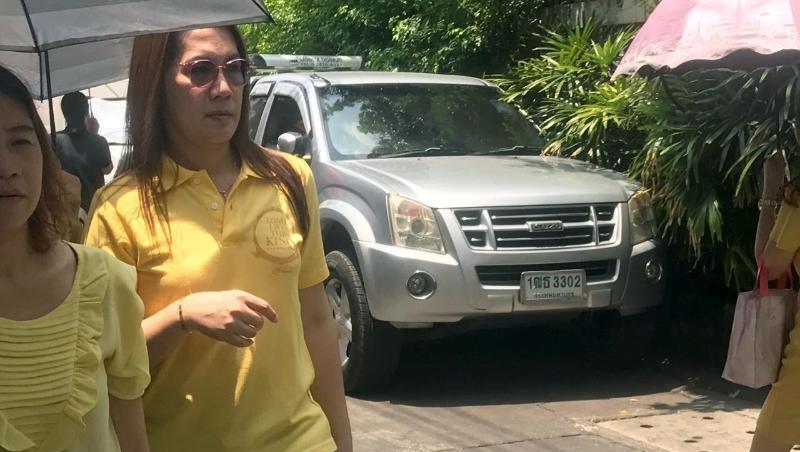 Passanten in gelber Kleidung auf einer Straße in der Hauptstadt Bangkok. Zu Ehren ihres bislang noch ungekrönten Königs M. Vajiralongkorn sollen die knapp 70 Millionen Thailänder bis Ende Juli gelbe Kleidung tragen. Passanten in gelber Kleidung auf einer Straße in der Hauptstadt Bangkok. Zu Ehren ihres bislang noch ungekrönten Königs M. Vajiralongkorn sollen die knapp 70 Millionen Thailänder bis Ende Juli gelbe Kleidung tragen.