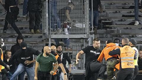 Nach dem Spiel zwischen Gastgeber Angers SCO und Olympique Marseille gehen die Anhänger beider Mannschaften aufeinander los.