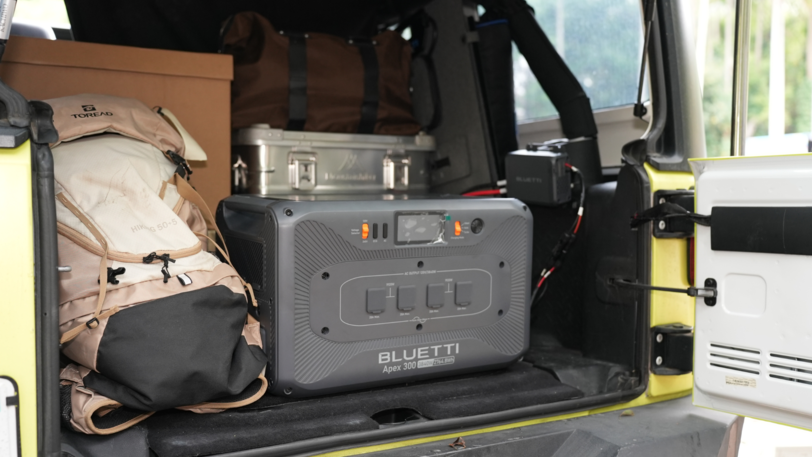 Für längere Reisen und Offroad-Abenteuer erfasst der Alternator Charger 1 ungenutzte Energie aus der Lichtmaschine des Fahrzeugs und liefert unterwegs bis zu 560 W Schnellladung.